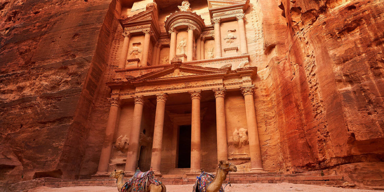 https://viajesdelcarmen.com/wp-content/uploads/fachada-de-tesoro-de-petra-jordania-1280x640.jpg